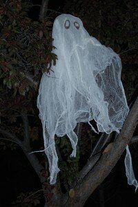 DIY Ghost in the yard for Halloween fun